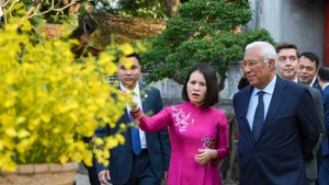 El presidente del Consejo Europeo, António Costa, visita el Templo de la Literatura en Hanói. (Foto: Nhan Dan)