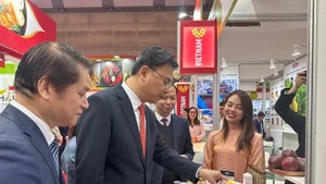 El embajador de Vietnam en Japón, Pham Quang Hieu, visita un stand de frutas vietnamitas. (Foto: VNA)