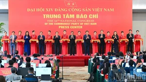 El integrante del Buró Político y miembro permanente del Secretariado del Comité Central del Partido Comunista de Vietnam, Tran Cam Tu, y delegados cortan la cinta inaugural del Centro de Prensa al servicio del XIV Congreso Nacional del Partido.