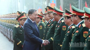 Dirigentes de la Dirección General de Logística y Técnica y del Ministerio de Defensa reciben al secretario general del Partido Comunista de Vietnam, To Lam. (Foto: Nhan Dan)