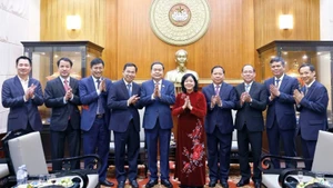 El presidente de la Asamblea Nacional, Tran Thanh Man, visita al Comité Central del Frente de la Patria con motivo del Año Nuevo Lunar. (Foto: VNA)