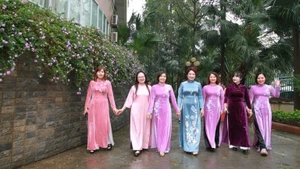 Vietnam saluda el Día Internacional de la Mujer con un evento en honor al “ao dai”, la túnica tradicional. (Foto: Nhan Dan)