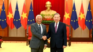 El secretario general del Partido Comunista de Vietnam, To Lam (derecha), y el presidente del Consejo Europeo, António Costa.