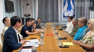 Escena de la reunión entre la delegación vietnamita y la Unión de Escritores y Artistas de Cuba. (Foto: Nhan Dan)