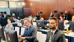 Representantes internacionales siguen el desarrollo del XIV Congreso Nacional del PCV en el Centro de Convenciones de Vietnam. (Foto: VNA)