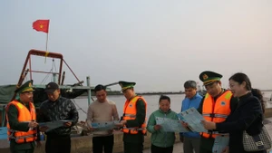 Miembros del colegio electoral 10 en el barrio de Do Son, en la ciudad de Hai Phong, divulgan sobre las próximas elecciones entre pescadores locales. (Foto: VNA) 