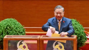 El secretario general del Partido Comunista de Vietnam, To Lam, deposita sus papeletas de votación de miembros oficiales y suplentes del Comité Central del Partido del XIV mandato.