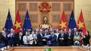 El primer ministro Pham Minh Chinh se reúne con jefes de misiones europeos en Vietnam.