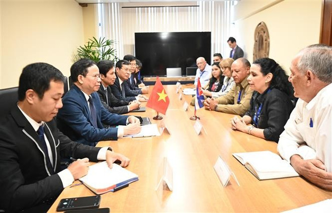Representantes de la Fiscalía Popular Suprema de Vietnam y de la Fiscalía General de Cuba se reúnen. (Foto: VNA)