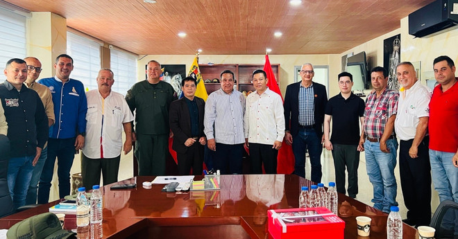 El embajador de Vietnam en Venezuela, Vu Trung My; Gerardo Márquez, gobernador del Estado Trujillo, y delegados se tomaron una foro de recuerdo. (Foto: VNA) El embajador de Vietnam en Venezuela, Vu Trung My; Gerardo Márquez, gobernador del Estado Trujillo, y delegados se tomaron una foro de recuerdo. (Foto: VNA)