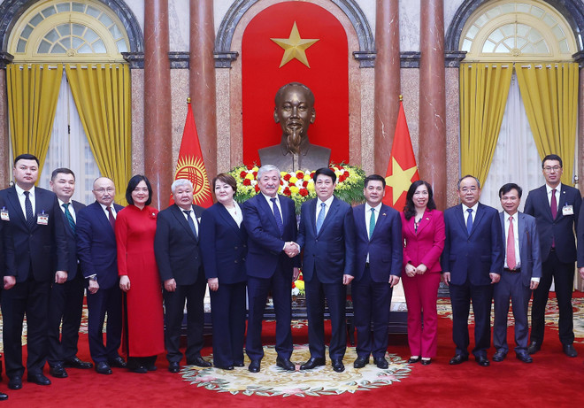 El presidente vietnamita, Luong Cuong, el primer ministro de Kirguistán, Adylbek Kasymaliev, y delegados (Fuente: VNA)