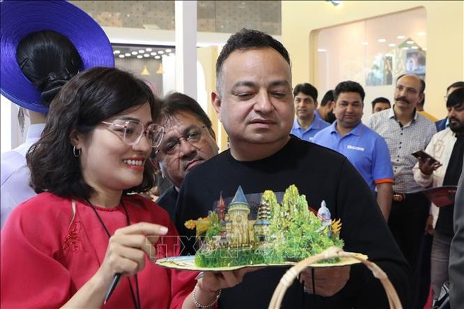 Turistas indios en el evento. (Fuente: VNA) Turistas indios en el evento. (Fuente: VNA)