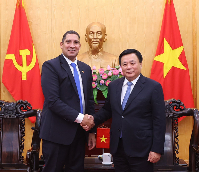 El miembro del Buró Político, director de la Academia Nacional de Política Ho Chi Minh y presidente del Consejo Teórico Central, Nguyen Xuan Thang y embajador de Suecia en Vietnam, Johan Ndisi. (Foto: VNA) El miembro del Buró Político, director de la Academia Nacional de Política Ho Chi Minh y presidente del Consejo Teórico Central, Nguyen Xuan Thang y embajador de Suecia en Vietnam, Johan Ndisi. (Foto: VNA)