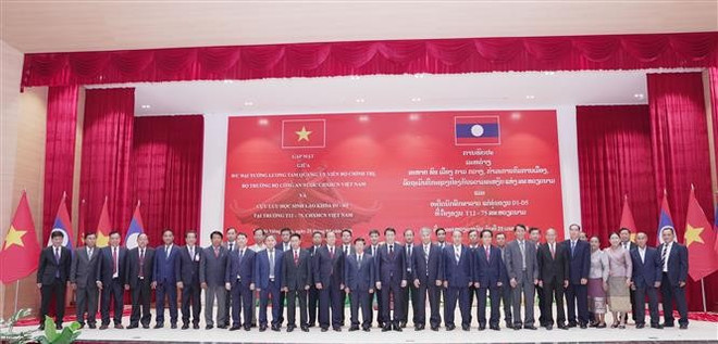 El general Luong Tam Quang, ministro de Seguridad Pública de Vietnam, se toma una foto de recuerdo con ex alumnos de la Escuela T12-75. (Foto: VNA)