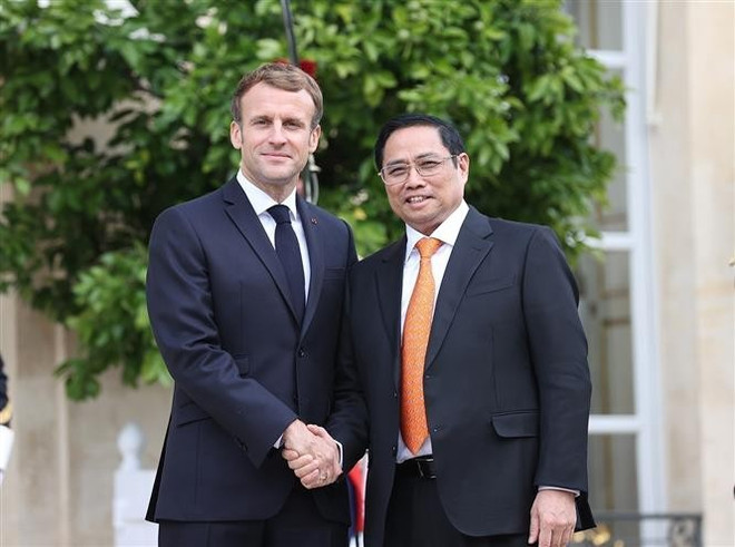 Durante su visita oficial a la República Francesa, en la mañana del 4 de noviembre de 2021, en el Palacio del Elíseo, en París, el primer ministro vietnamita, Pham Minh Chinh, se reúne con el presidente anfitrión Emmanuel Macron. (Foto: VNA)