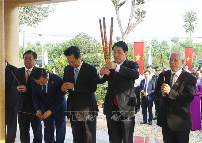 El presidente Luong Cuong y los delegados ofrecen inciensos en homenaje a los mártires heroicos. (Foto: VNA)
