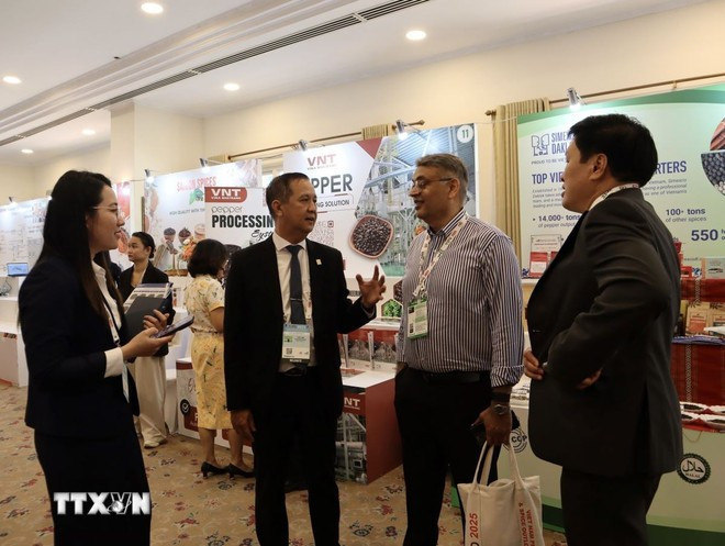 Empresas intercambian opiniones al margen de la conferencia. (Foto: VNA) Empresas intercambian opiniones al margen de la conferencia. (Foto: VNA)