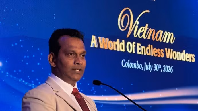 Ruwan Ranasinghe, viceministro de Turismo del Ministerio de Asuntos Exteriores, Empleo en el Extranjero y Turismo de Sri Lanka, interviene en la cita. (Foto: VNA)