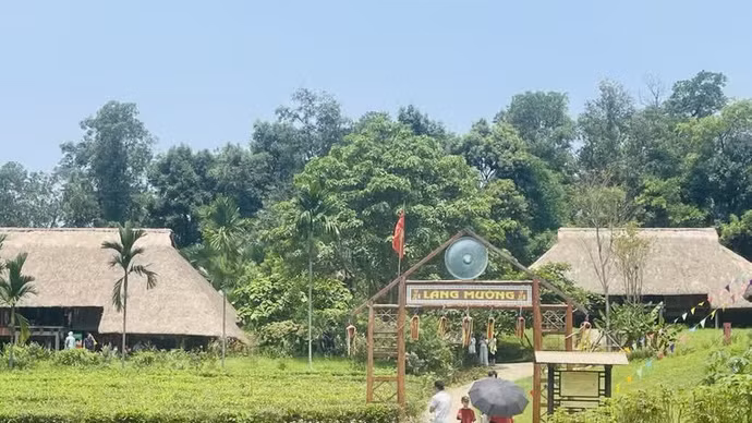 El espacio del pueblo Muong, ubicado en el complejo del “Aldea de Cultura y Turismo de las Etnias de Vietnam”, se ha convertido en uno de los más apreciados por visitantes y turistas. (Foto: VNA)