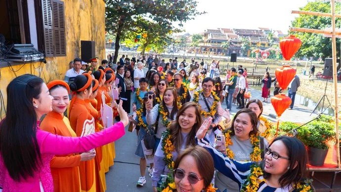 Los turistas filipinas llegan al casco antiguo de Hoi An. (Foto: VNA)