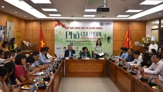 En la rueda de prensa sobre el programa “Gira Cultural del Pho por Europa 2026”. 