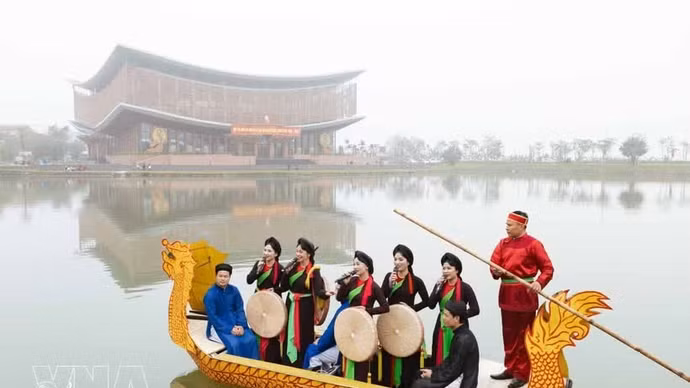 Cantantes de Quan Ho interactúan con el público en un barco. (Foto: VNA)