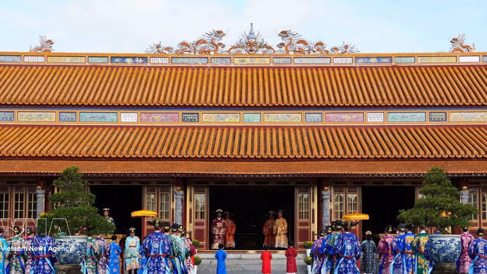La ceremonia de Año Nuevo de la dinastía Nguyen se recrea en el Palacio Thai Hoa, en la Ciudadela Imperial de Hue. (Foto: VNA)