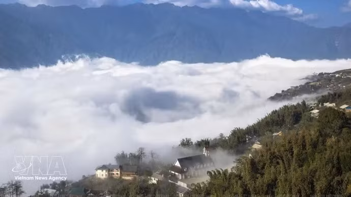 El majestuoso paisaje natural y la serena belleza de Sa Pa envueltos en la niebla. (Foto: VNA)