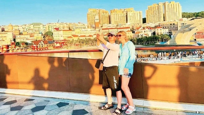 Turistas internacionales se registran en el Puente del Beso, Phu Quoc, provincia de An Giang. (Foto: Nhan Dan)