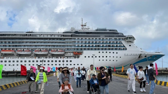 El crucero Adora Mediterranea llega al puerto de Chan May. (Foto: VNA)