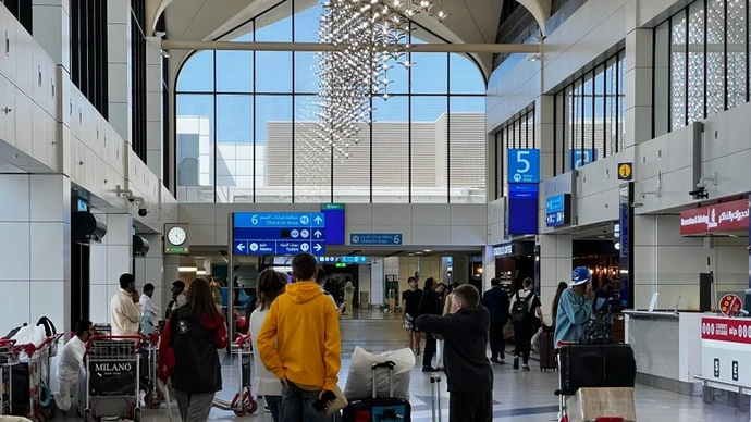Pasajeros en el Aeropuerto Internacional de Dubái, en los Emiratos Árabes Unidos, el 7 de marzo de 2026. (Foto: Xinhua/VNA)