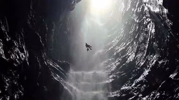 La cueva recién descubierta en el Parque Nacional Phong Nha-Ke Bang alberga una cascada extremadamente rara. (Foto: tuoitre.vn)