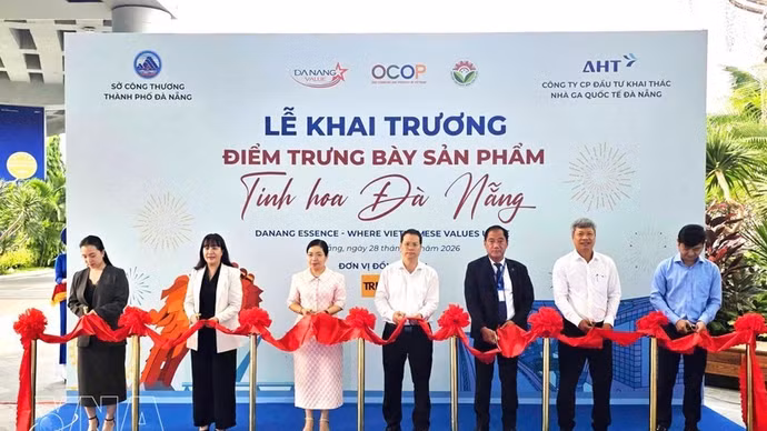 El presidente del Comité Popular de Da Nang, Nguyen Manh Hung, y delegados en la inauguración. (Foto: VNA)