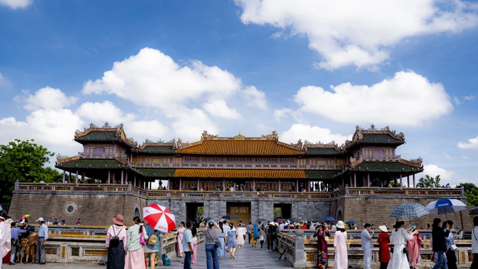Turistas recorren la Ciudadela Imperial de Hue. (Foto: thanhuyhue.vn)