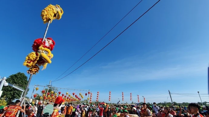 Danza de dragón en la ciudad de Can Tho en ocasión del Año Nuevo Lunar. (Foto: VNA)