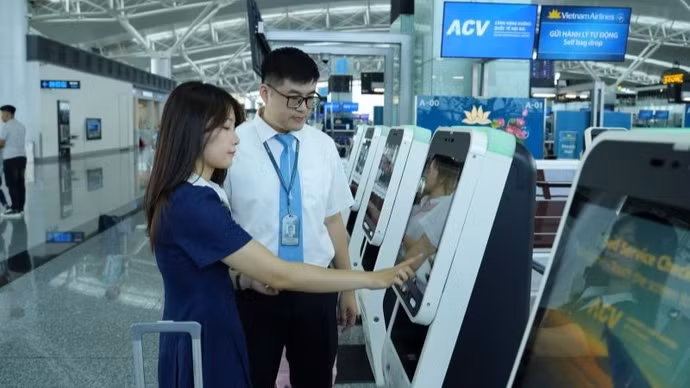 Los pasajeros de los vuelos internacionales de Vietnam Airlines que salen de la Terminal 2 del Aeropuerto Internacional de Noi Bai podrán facturar y dejar su equipaje en quioscos de autoservicio a partir del 20 de julio. (Foto: Nhan Dan)