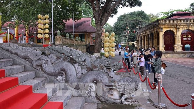 Turistas visitan el Palacio Kinh Thien en el sitio del Patrimonio Mundial de la Ciudadela Imperial de Thang Long. (Foto: VNA) Turistas visitan el Palacio Kinh Thien en el sitio del Patrimonio Mundial de la Ciudadela Imperial de Thang Long. (Foto: VNA)