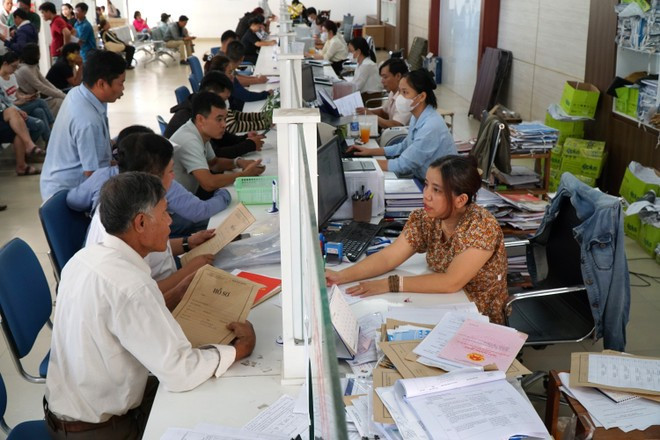 La gente realiza trámites en la ventanilla única del Comité Popular del distrito de Hoa Vang, en la ciudad de Da Nang. En el contexto de los preparativos urgentes para implementar el gobierno local de dos niveles, en los últimos meses, el número de personas que acuden a realizar trámites administrativos en los distritos de la ciudad de Da Nang ha aumentado drásticamente. (Fuente: VNA) La gente realiza trámites en la ventanilla única del Comité Popular del distrito de Hoa Vang, en la ciudad de Da Nang. En el contexto de los preparativos urgentes para implementar el gobierno local de dos niveles, en los últimos meses, el número de personas que acuden a realizar trámites administrativos en los distritos de la ciudad de Da Nang ha aumentado drásticamente. (Fuente: VNA)