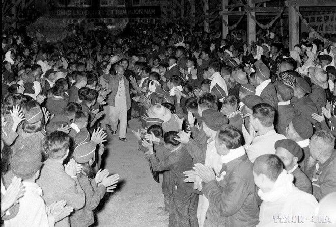 Con motivo del Año Nuevo Lunar, el 12 de febrero de 1956, el Presidente Ho Chi Minh visitó la Escuela de Cuadros de Minorías Étnicas. (Fuente: VNA) Con motivo del Año Nuevo Lunar, el 12 de febrero de 1956, el Presidente Ho Chi Minh visitó la Escuela de Cuadros de Minorías Étnicas. (Fuente: VNA)