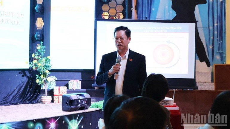 El subdirector general de Vietsovpetro, Mai Dang Tuan, presenta las estrategias de desarrollo y política de recursos humanos del grupo. El subdirector general de Vietsovpetro, Mai Dang Tuan, presenta las estrategias de desarrollo y política de recursos humanos del grupo.