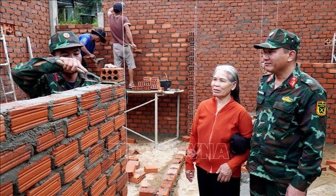 La reconstrucción de viviendas de las familias afectadas por desastres naturales en las zonas altas de Tay Tra en la provincia centrovietnamita de Quang Ngai, ha entrado en su fase final (Fuente: VNA)