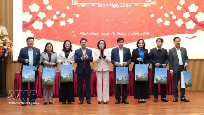 La vicepresidenta de la Asamblea Nacional, Nguyen Thi Thanh, entrega obsequios del Tet a través del Comité del Frente Patriótico de Vietnam (Fuente: VNA)
