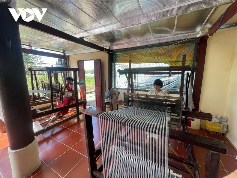 Las mujeres de la etnia cham, con sus manos hábiles, desempeñan un papel central en la elaboración del brocado. Para obtener un producto terminado, es necesario pasar por seis etapas principales: remojo del hilo, teñido con colores naturales extraídos de hojas de plantas (índigo, rojo, amarillo, azul y negro), secado, devanado, preparación de la urdimbre, que es la etapa más difícil porque exige una alta técnica, y tejido alternado entre el telar base y el telar de motivos decorativos.