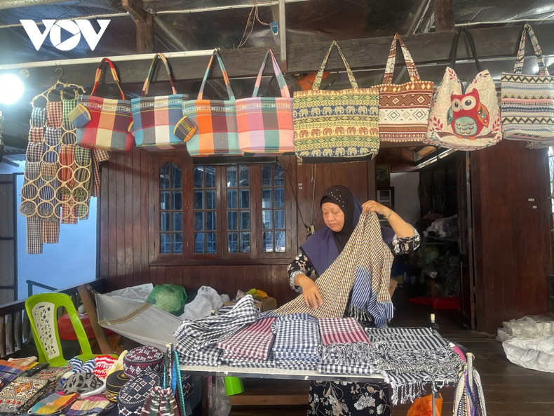 En 2023, el brocado de la etnia cham fue reconocido por el Ministerio de Cultura, Deportes y Turismo como Patrimonio Cultural Inmaterial Nacional, lo que reafirma el enorme valor cultural de este oficio.