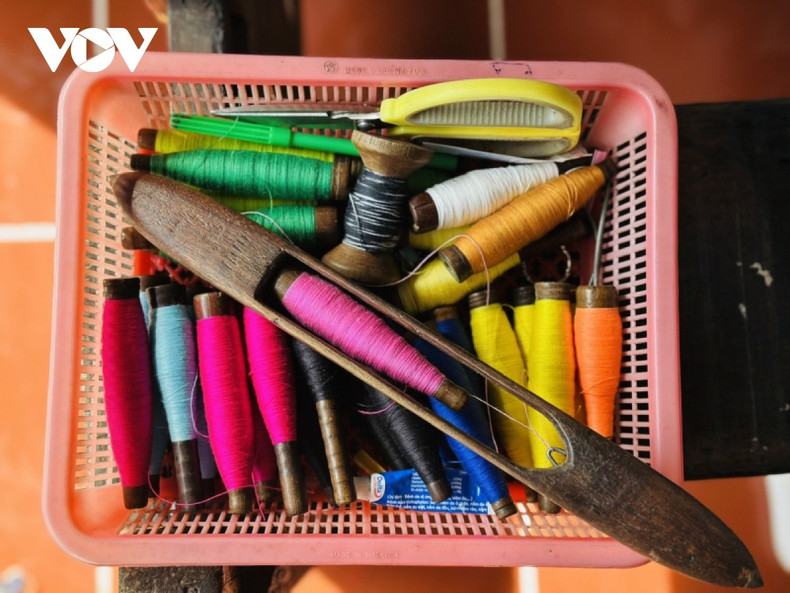 La singularidad del brocado de la etnia cham reside en su técnica de tejido, sus colores y sus diseños ornamentales.