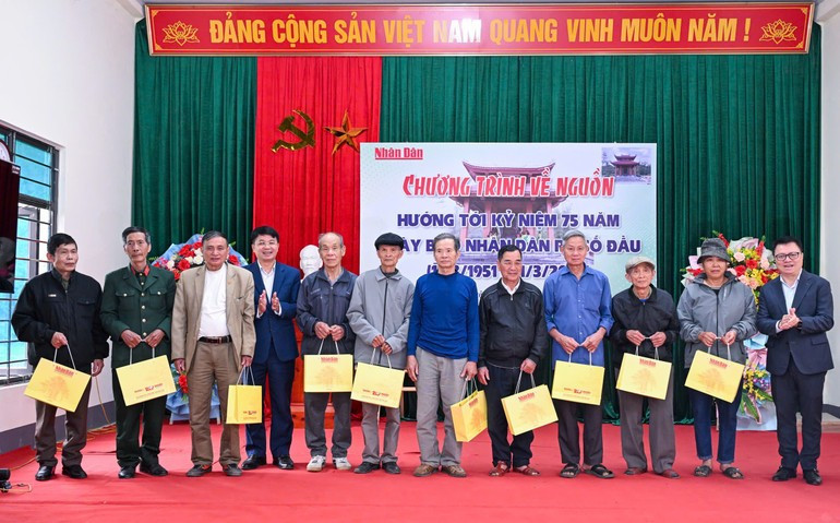 El periódico Nhan Dan entrega obsequios a familias beneficiarias de políticas sociales de la comuna de Kim Phuong.