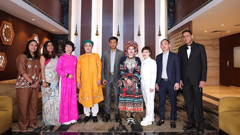 El artista Chu Bao Que y el equipo de filmación en el festival.