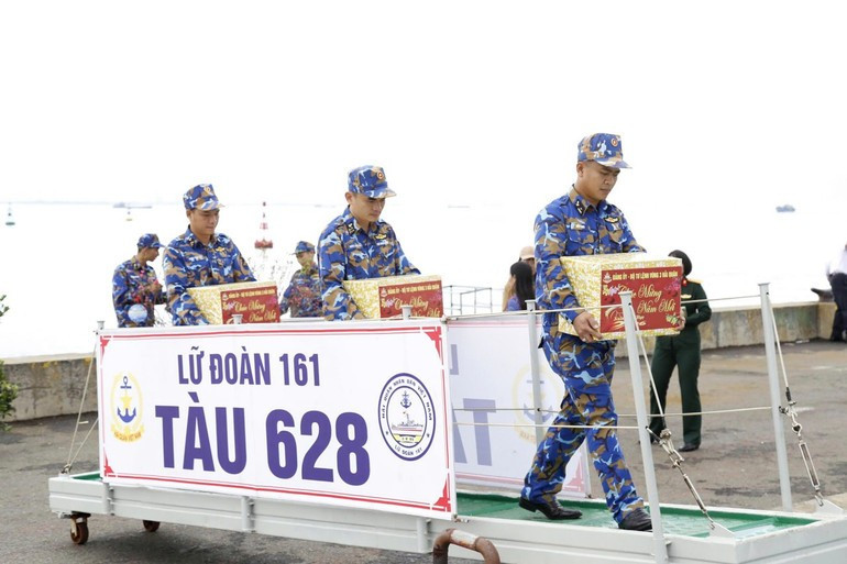 La Tercera Región Naval entrega regalos del Mando de la Región y de sus órganos y unidades subordinadas a los oficiales, soldados y fuerzas que cumplen misiones en las dos islas y en el mar, por un valor de casi dos mil dólares.