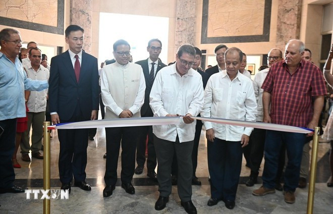 El canciller cubano, Bruno Rodríguez, inaugura la exposición. (Foto: Viet Hung/VNA) El canciller cubano, Bruno Rodríguez, inaugura la exposición. (Foto: Viet Hung/VNA)