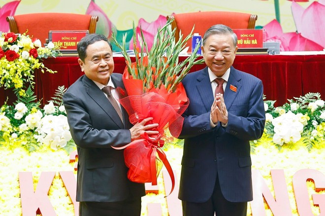 El secretario general del Partido Comunista de Vietnam, To Lam, entrega flores para felicitar a la Asamblea del Partido. Foto: VNA El secretario general del Partido Comunista de Vietnam, To Lam, entrega flores para felicitar a la Asamblea del Partido. Foto: VNA